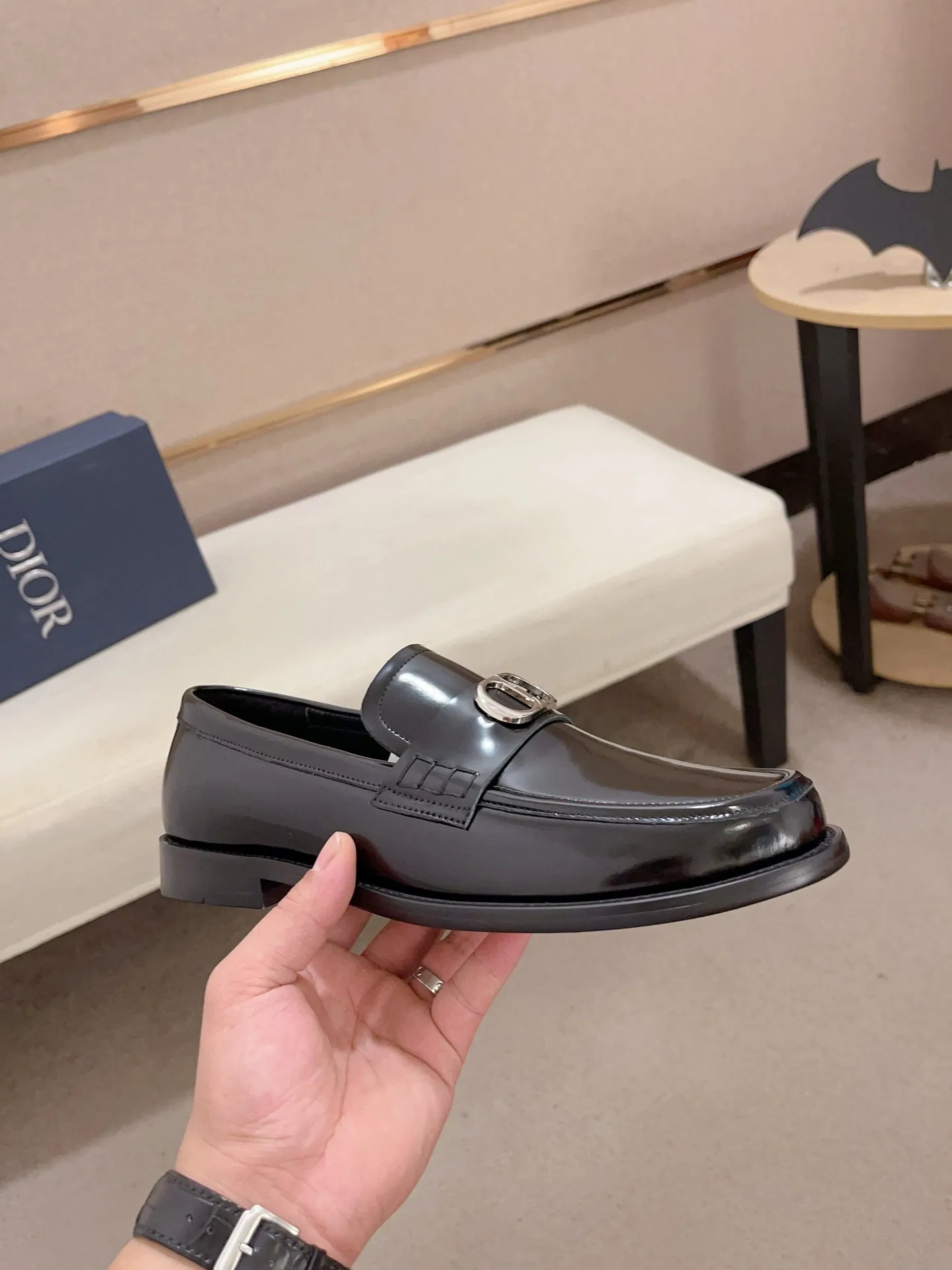 Men's shoes 💰: 560💰 High-end version of Dior Dior's new series. Famous actors and internet celebrities wear super popular designs. The sculptures of French artist Niki de Saint Phalle are designed as rings. Material: Imported original material ➕Painted cowhide Foot pads: cowhide Outsole: Rubber outsole Men's shoe size: 38~44 Can be customized to size 45